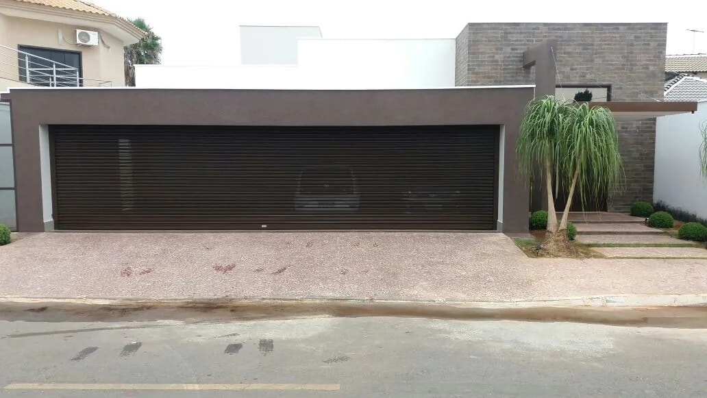 Porta de enrolar transvision fechada em fachada residencial moderna