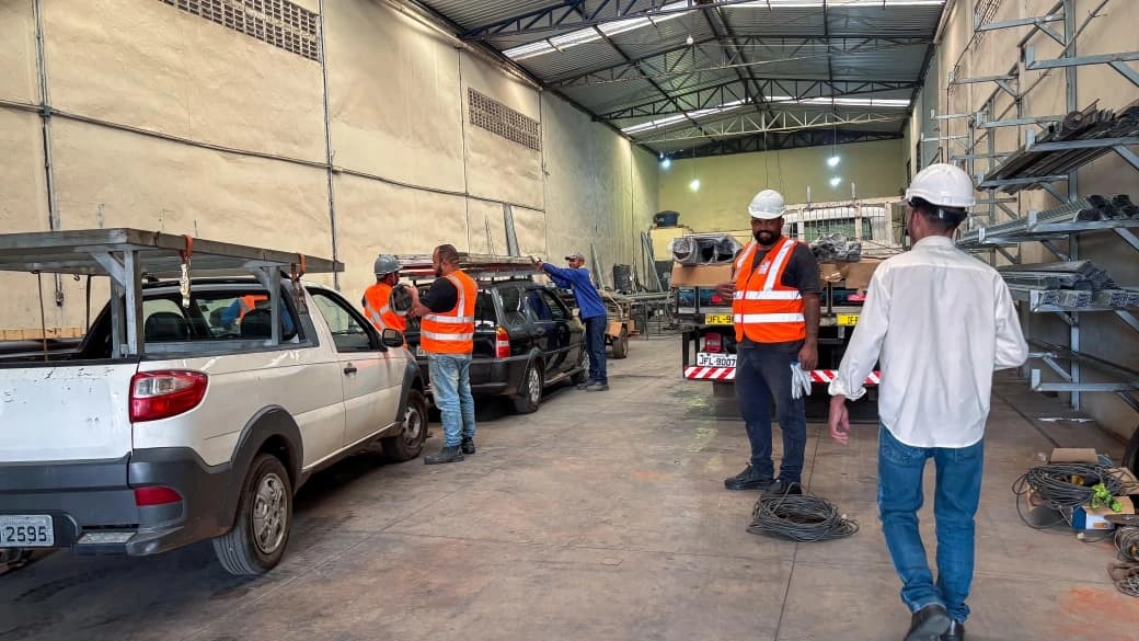 Equipe da Líder Portas e Portões se preparando para instalação em campo
